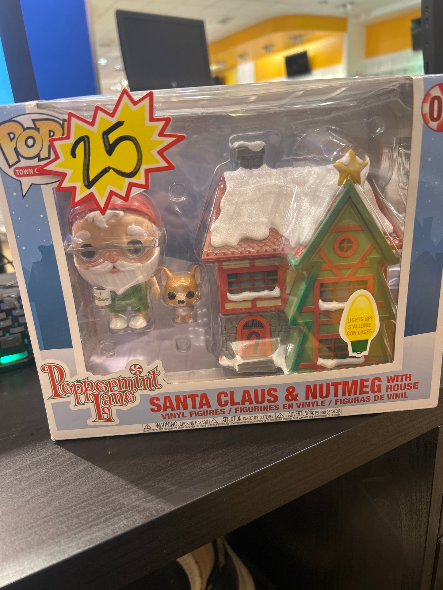 Pop! Town Christmas PEPPERMINT LANE 01 SANTA CLAUS & NUTMEG W/HOUSE